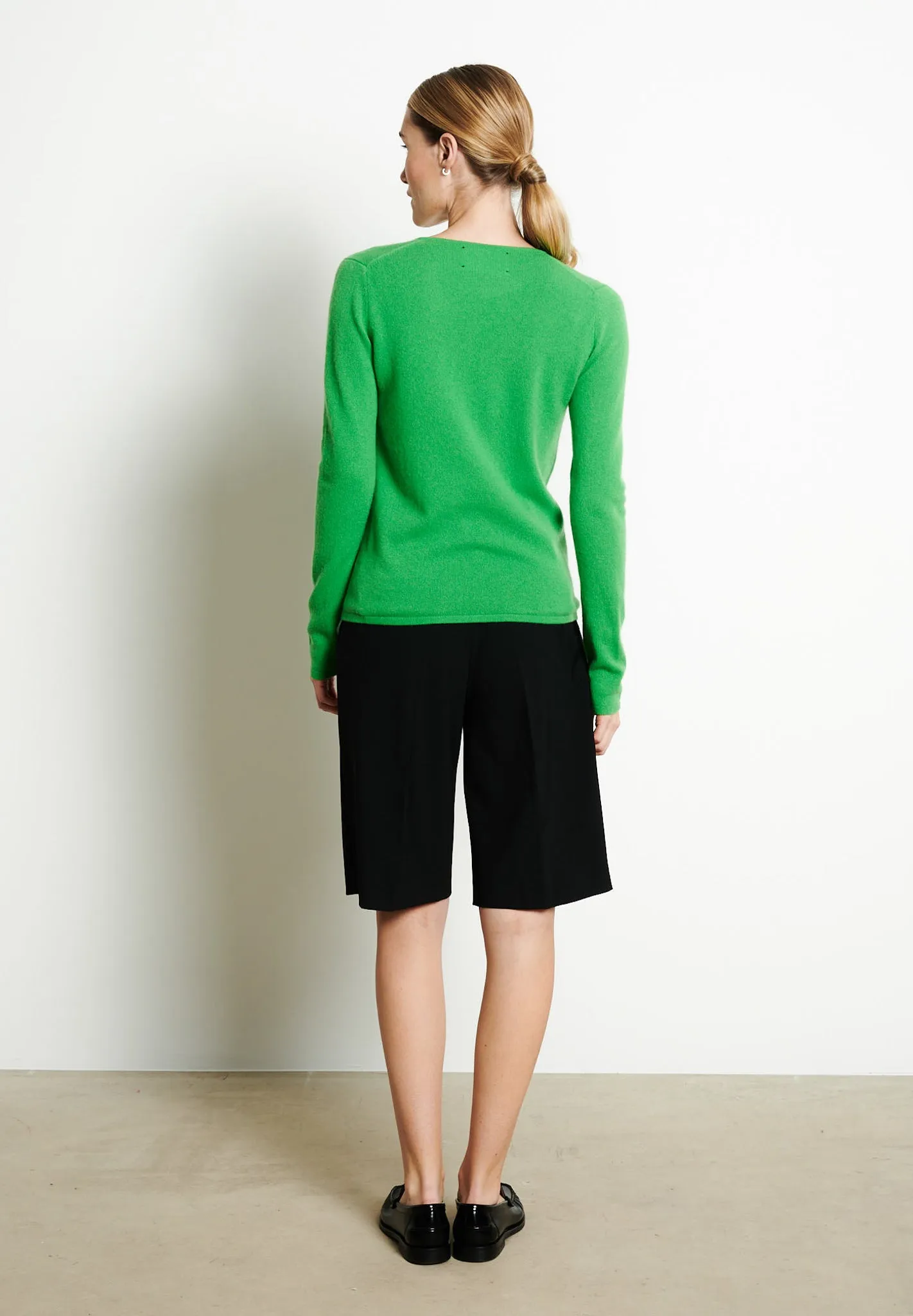 LILLY 2 Pull col V en cachemire vert pomme