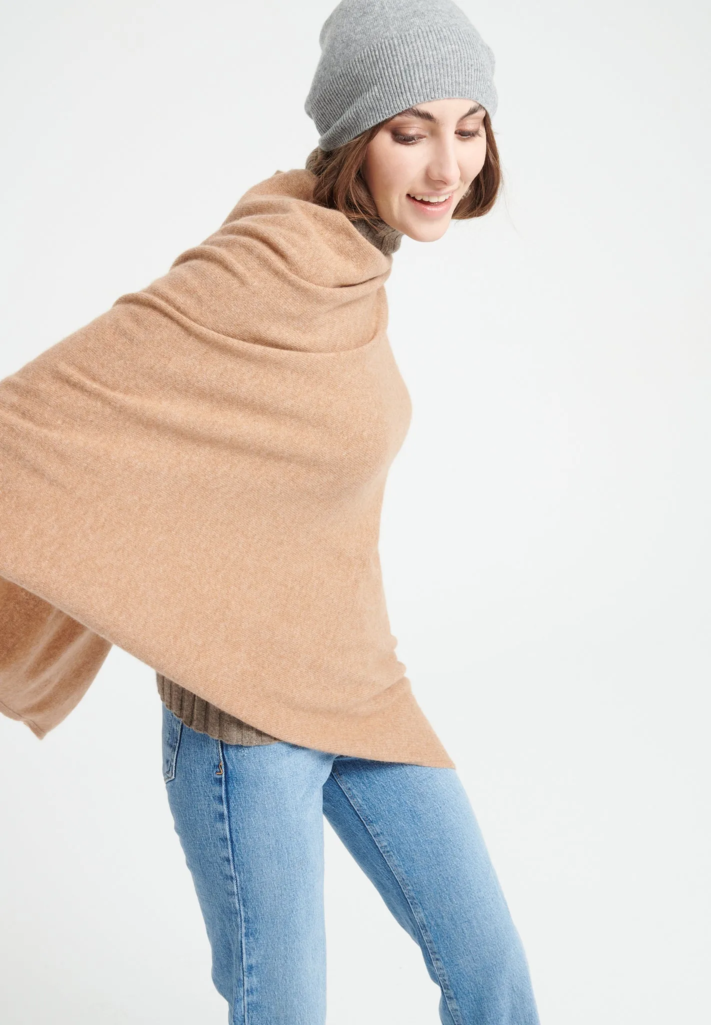 LILLY 9 Poncho col V en cachemire camel