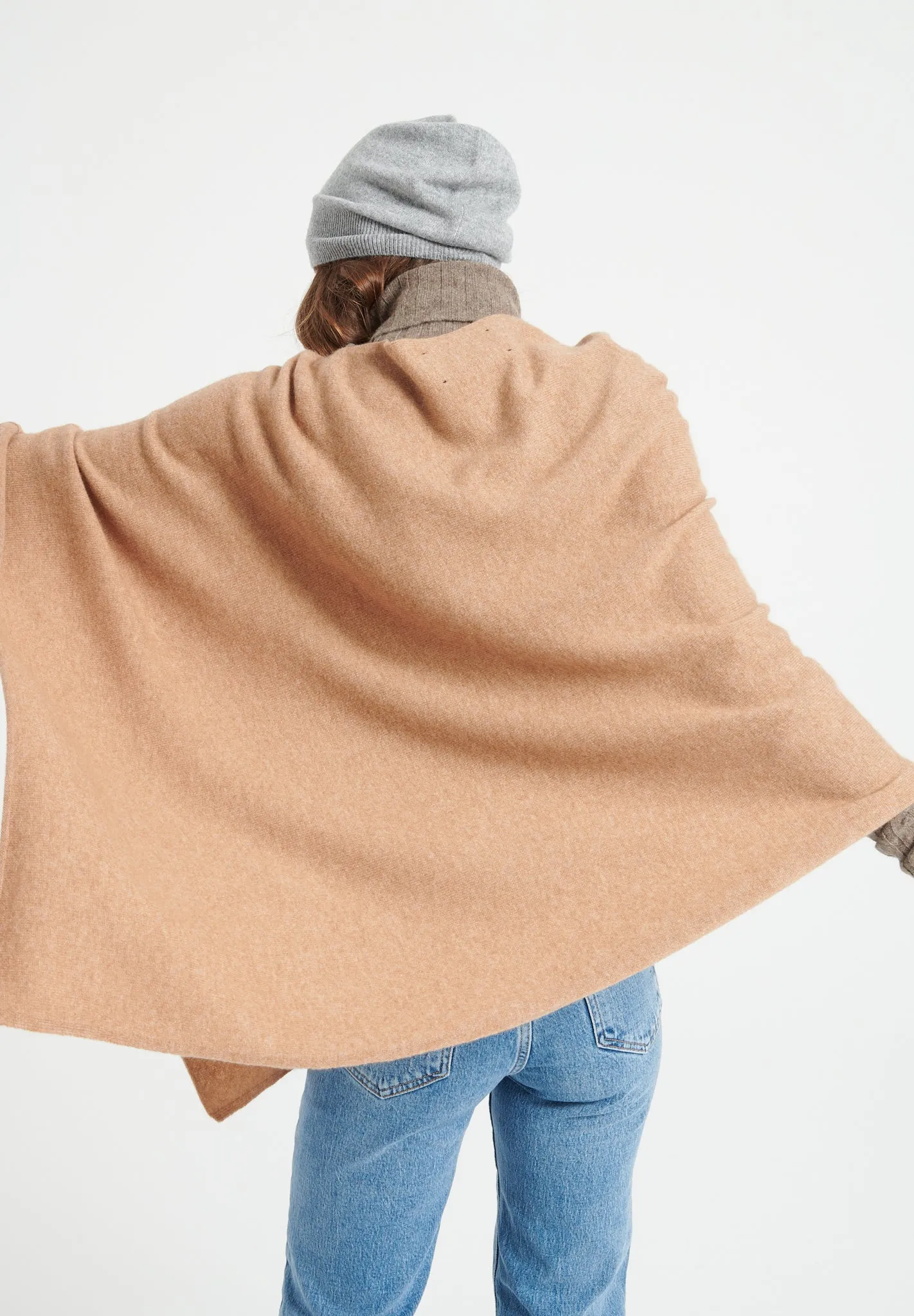 LILLY 9 Poncho col V en cachemire camel