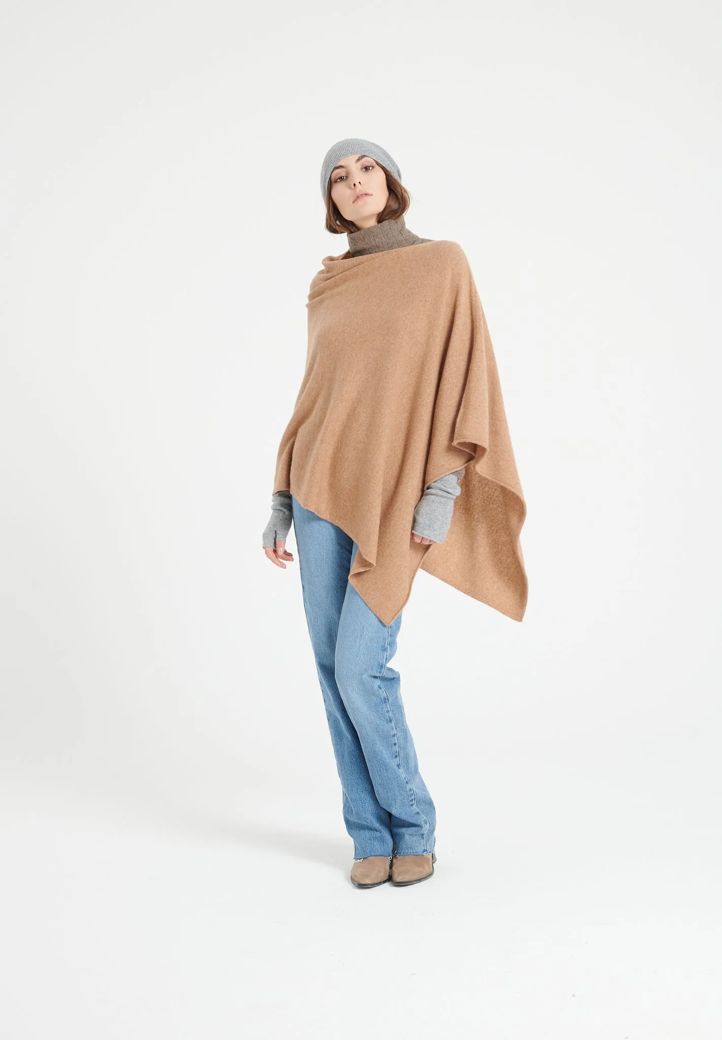 LILLY 9 Poncho col V en cachemire camel