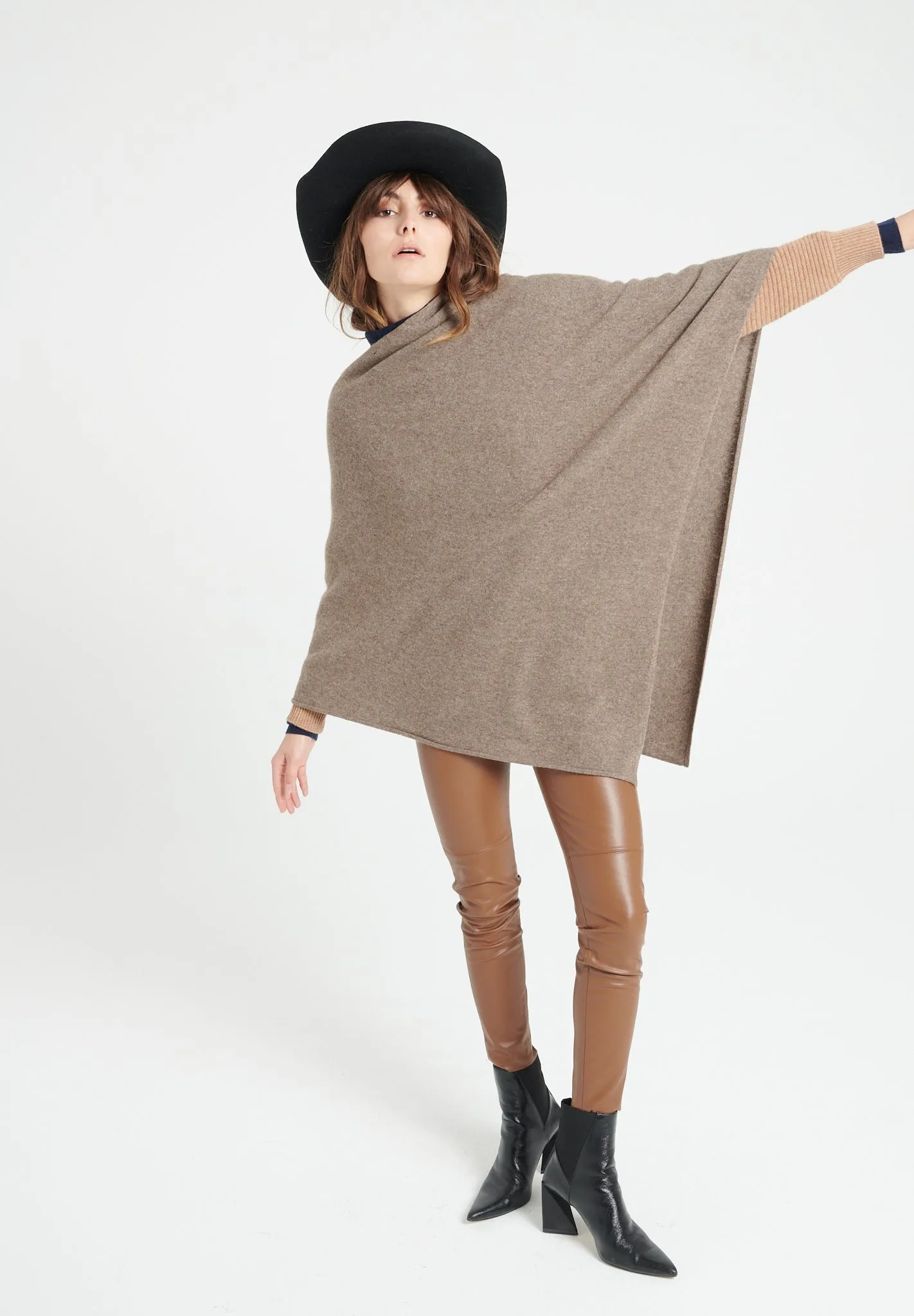 LILLY 9 Poncho col V en cachemire taupe