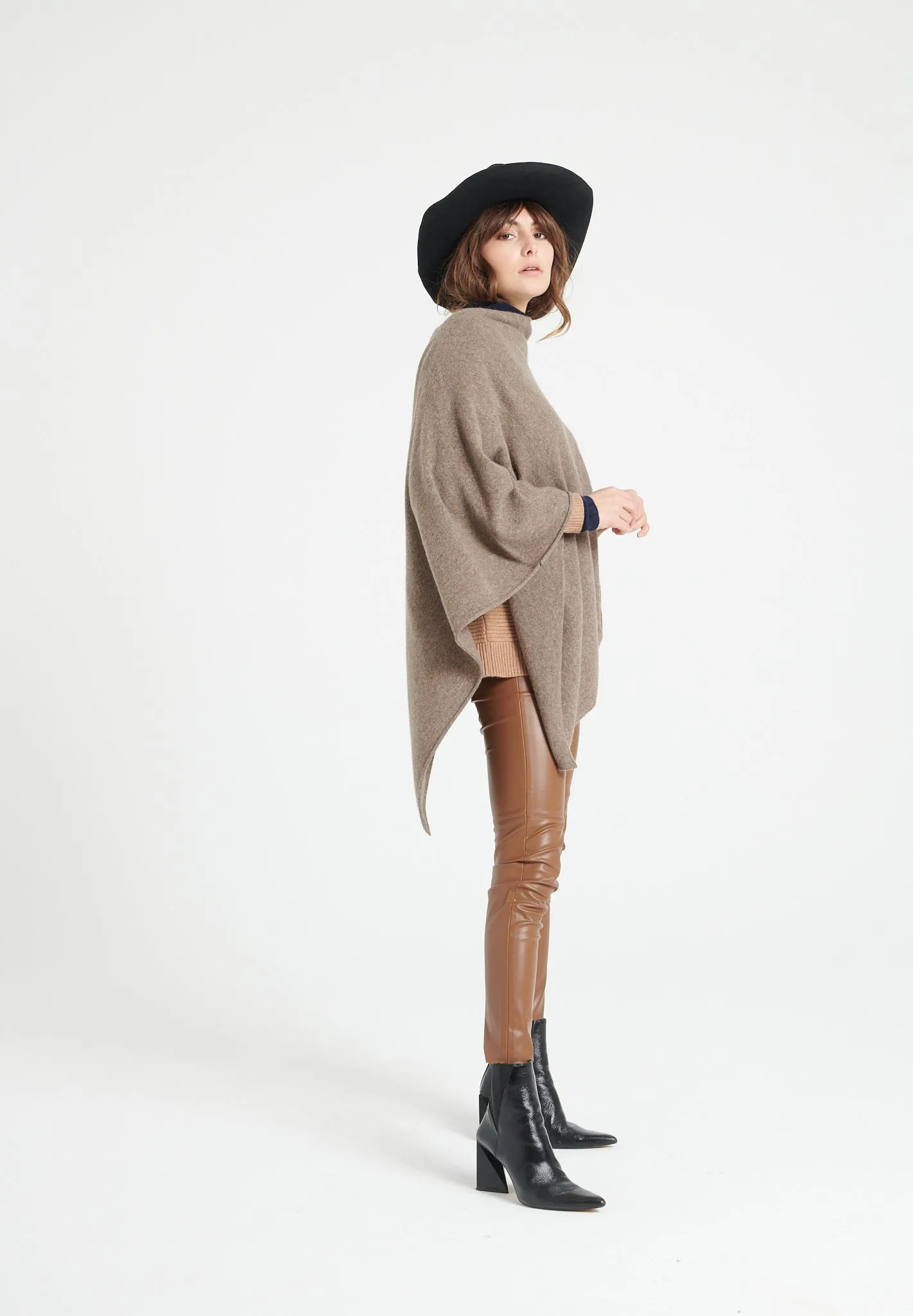 LILLY 9 Poncho col V en cachemire taupe