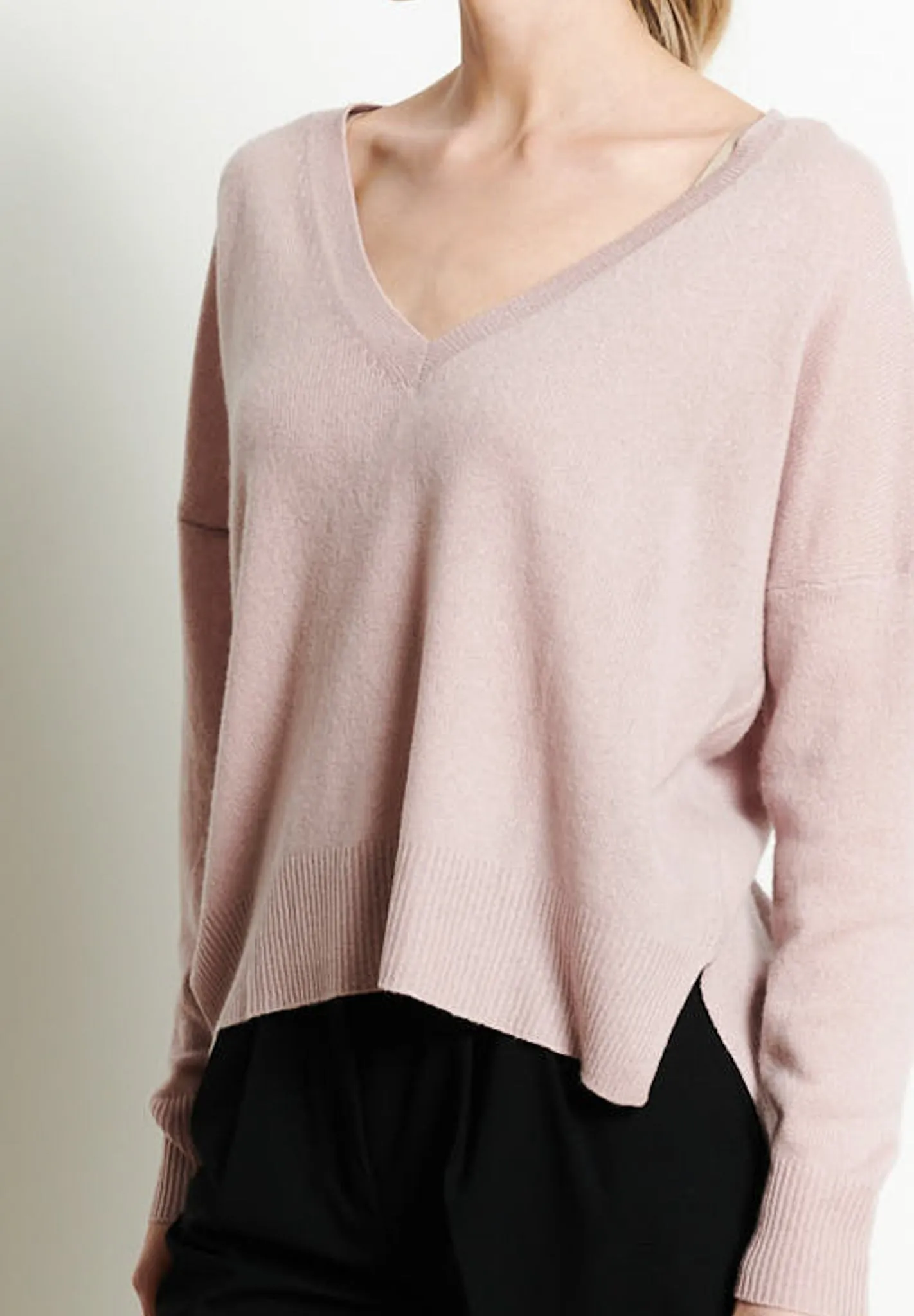 RIA 3 Pull col V profond oversize en cachemire nude