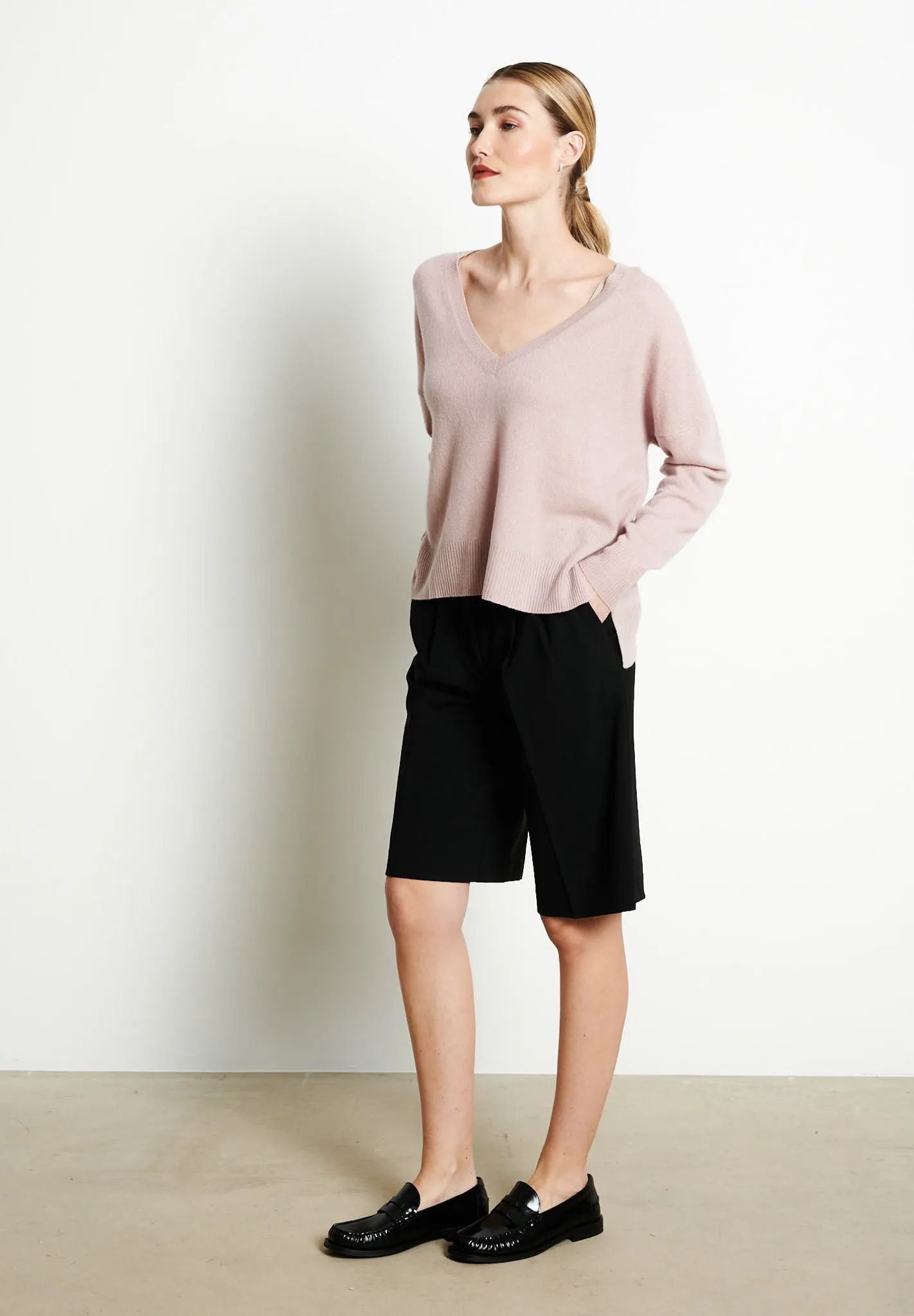 RIA 3 Pull col V profond oversize en cachemire nude