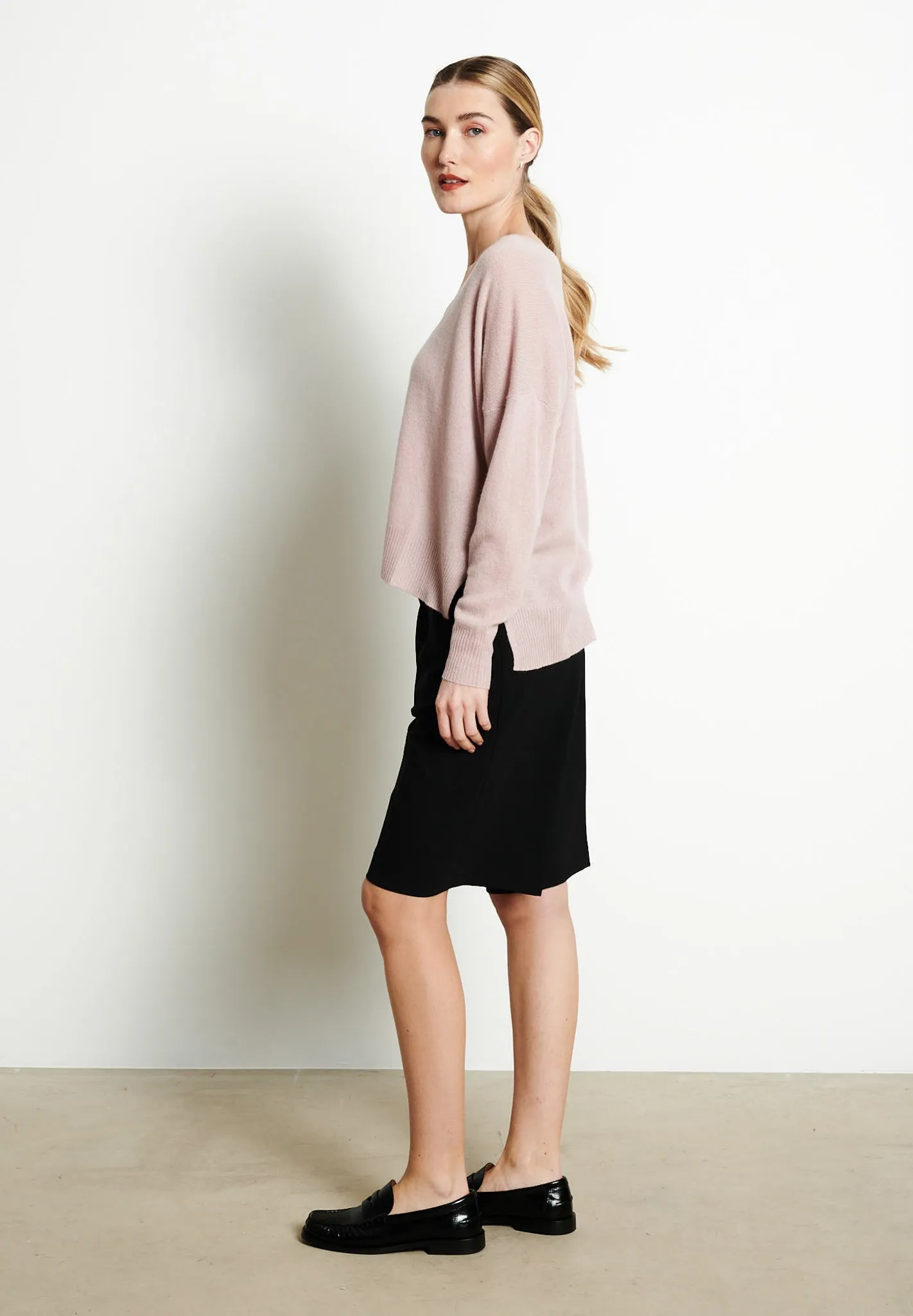 RIA 3 Pull col V profond oversize en cachemire nude