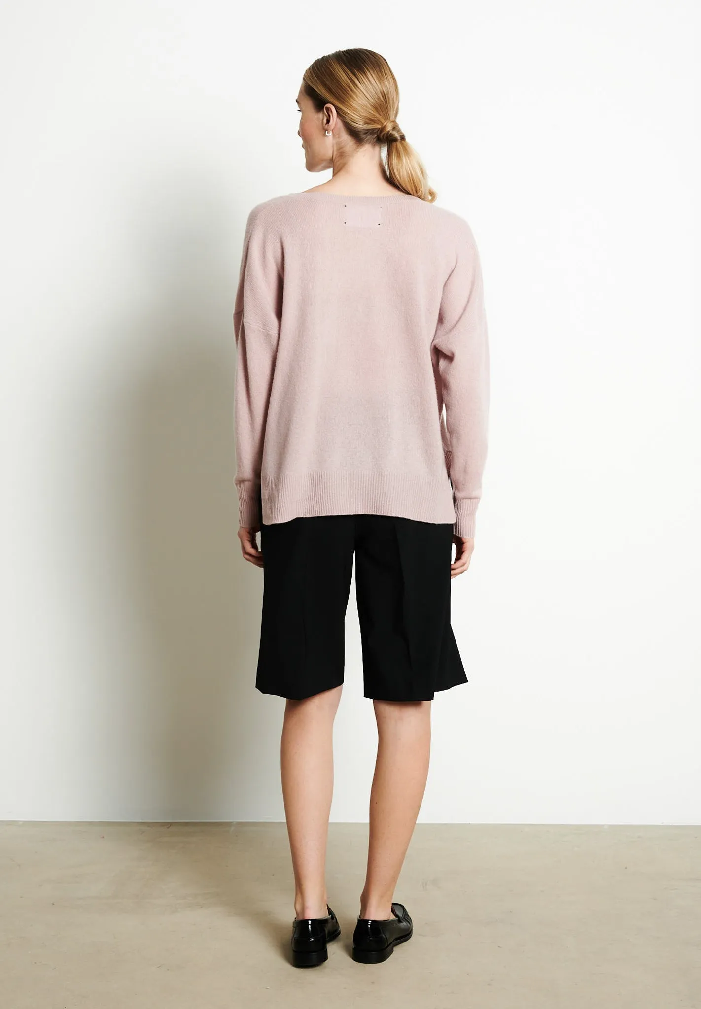 RIA 3 Pull col V profond oversize en cachemire nude