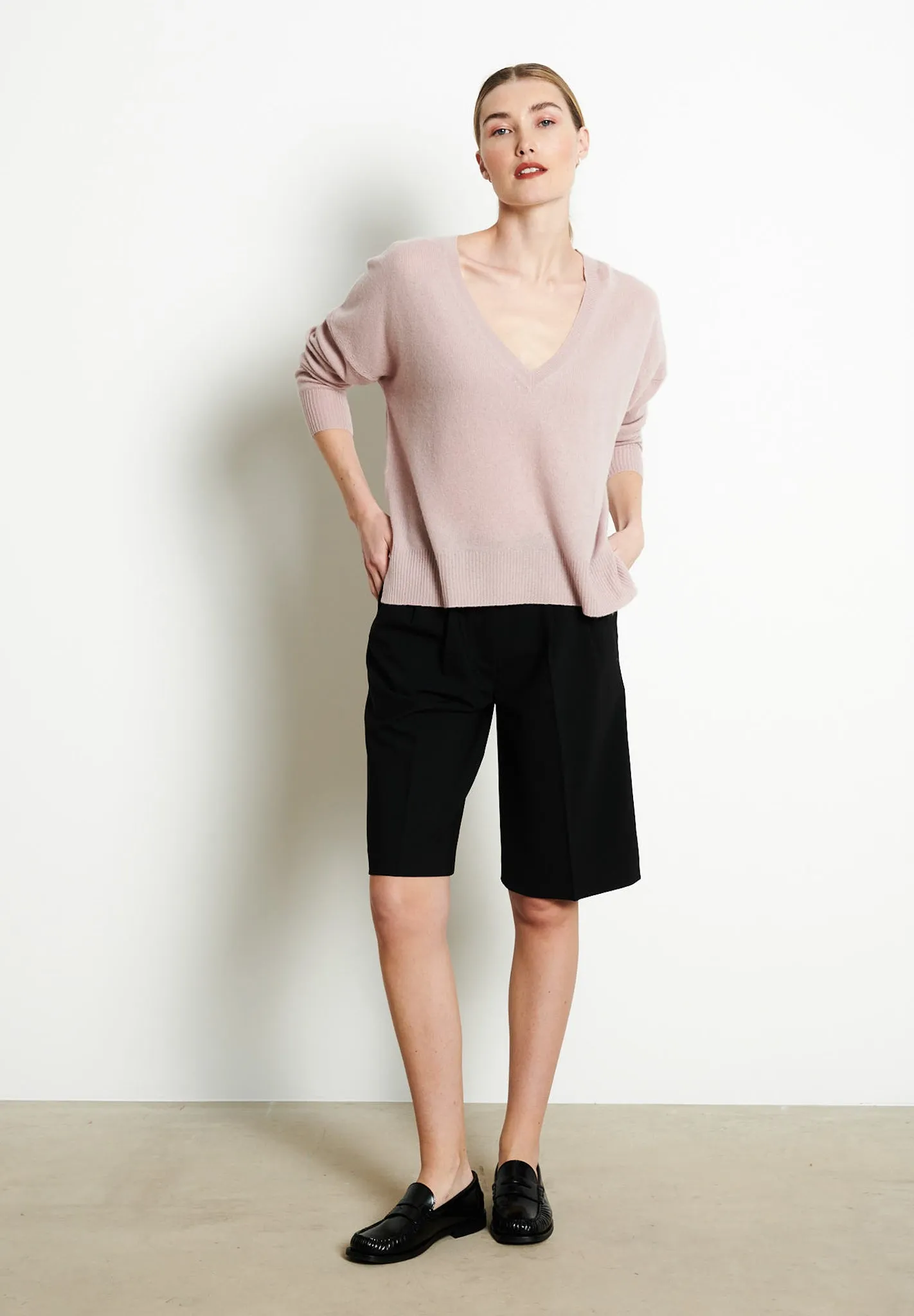 RIA 3 Pull col V profond oversize en cachemire nude