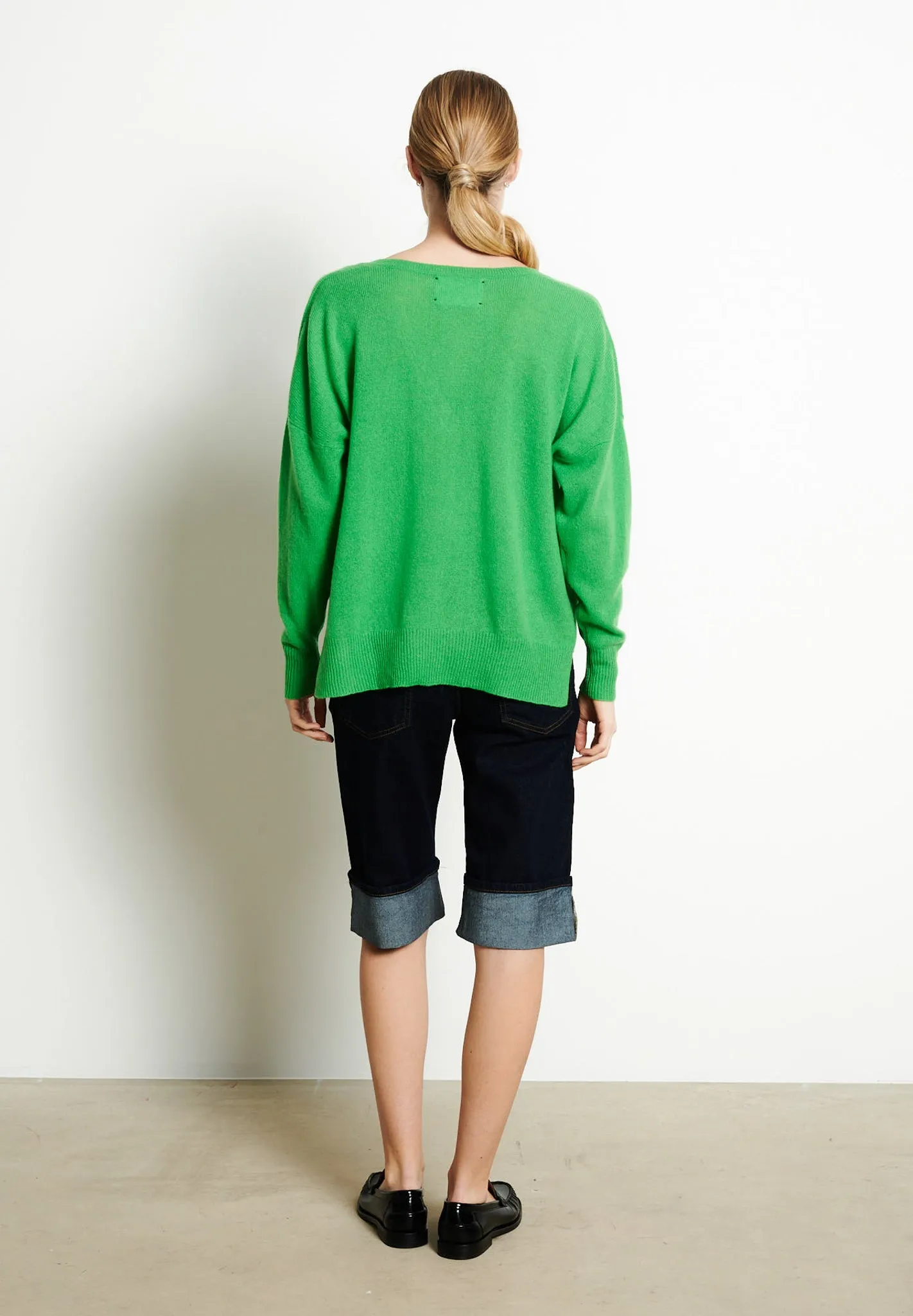 RIA 3 Pull col V profond oversize en cachemire vert pomme