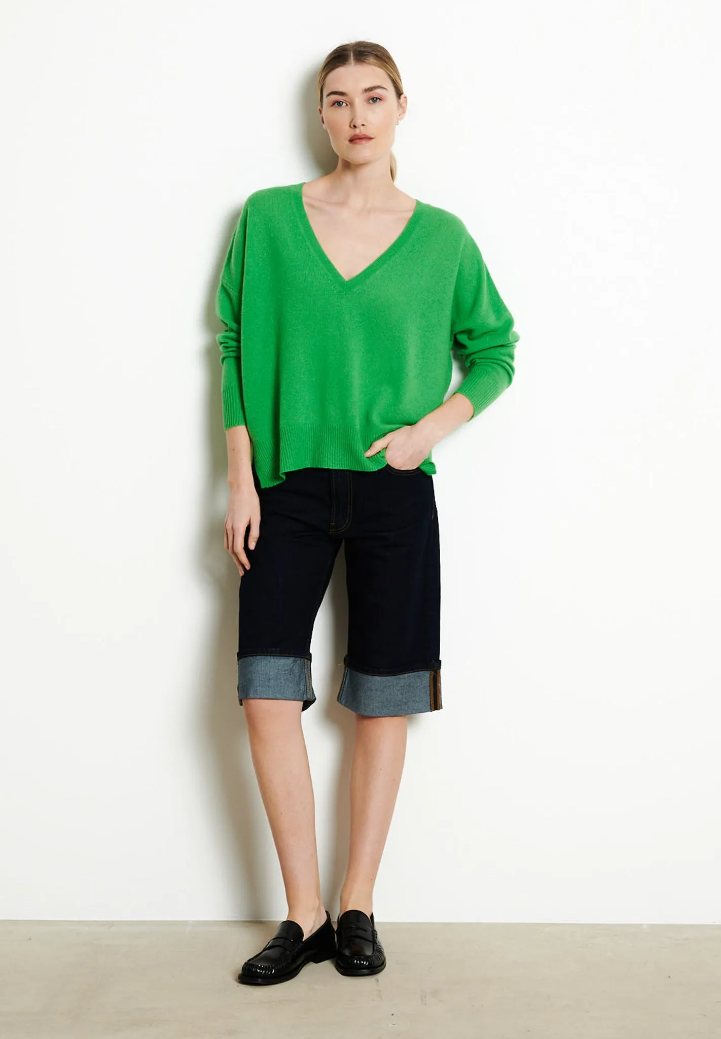 RIA 3 Pull col V profond oversize en cachemire vert pomme