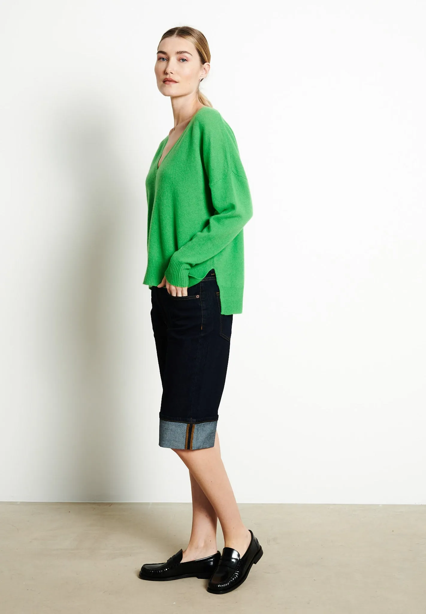 RIA 3 Pull col V profond oversize en cachemire vert pomme