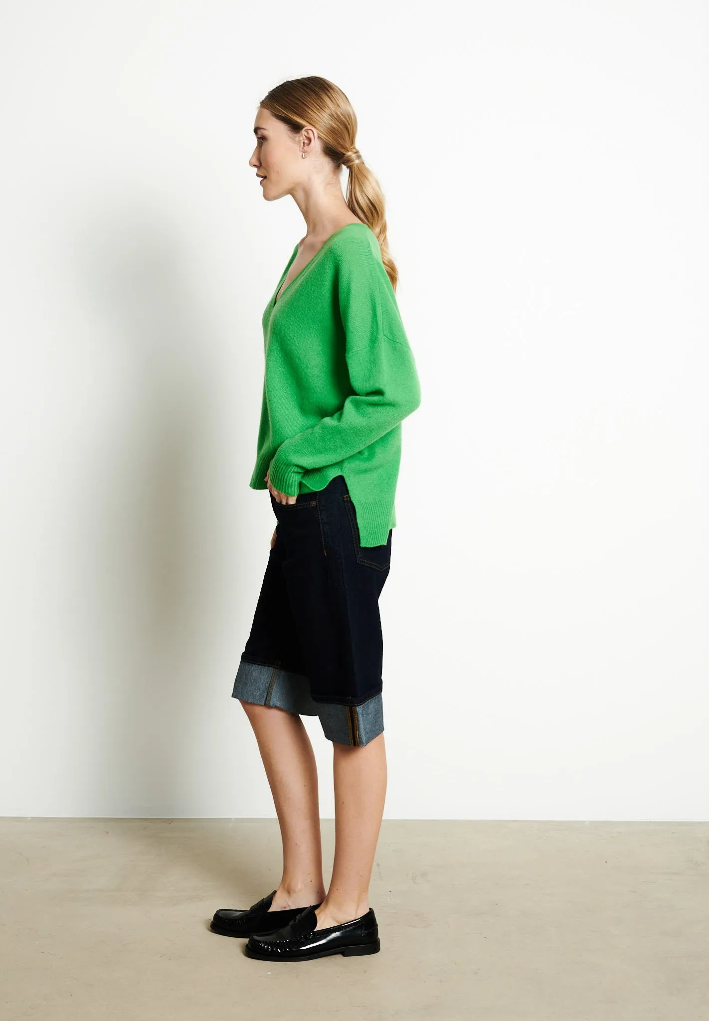 RIA 3 Pull col V profond oversize en cachemire vert pomme