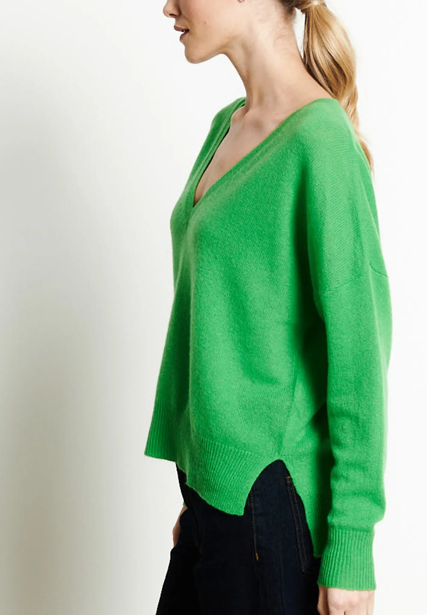 RIA 3 Pull col V profond oversize en cachemire vert pomme